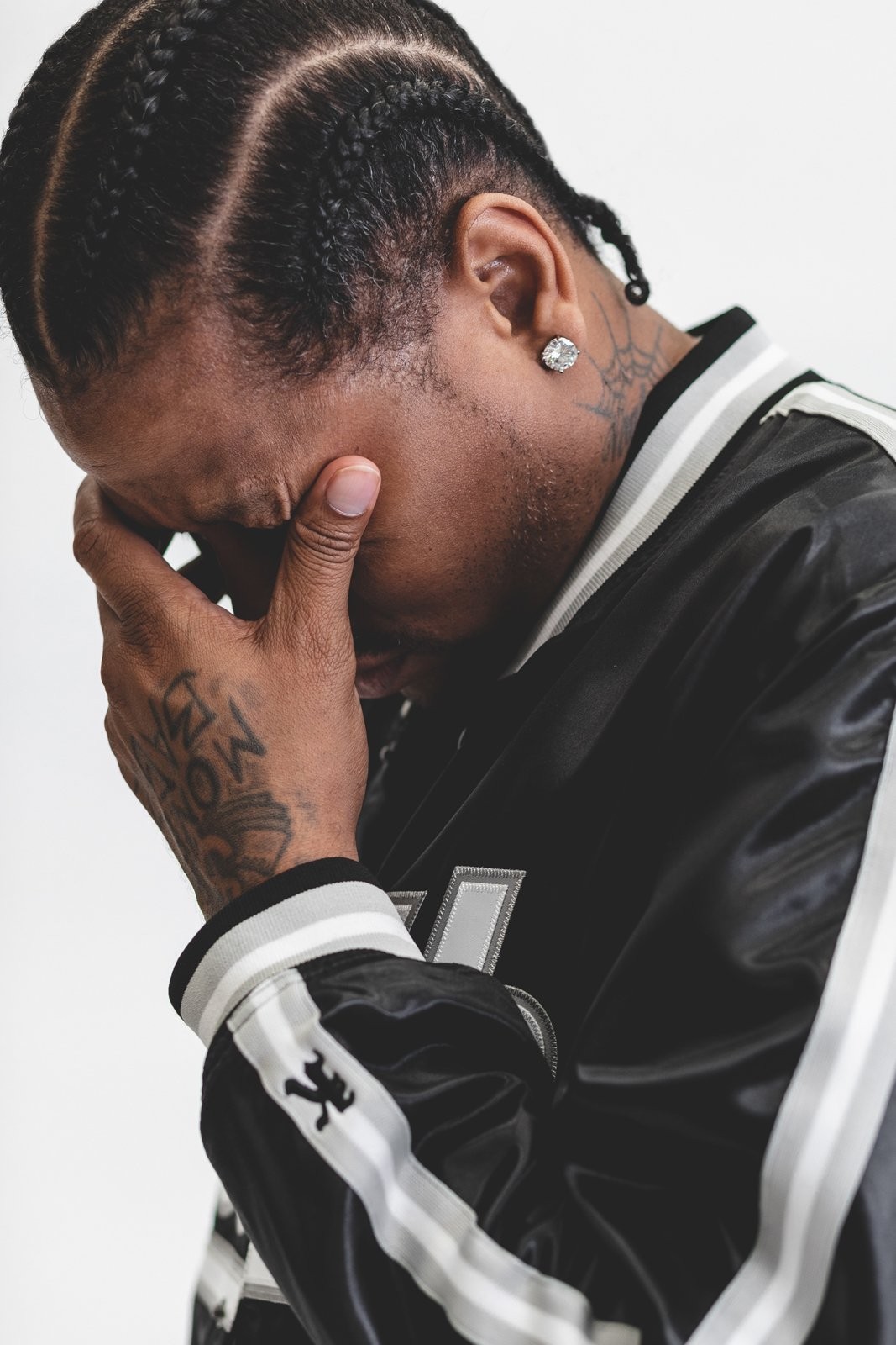 忠艾一生,名人堂球员艾弗森穿着演绎潮店联名 lookbook