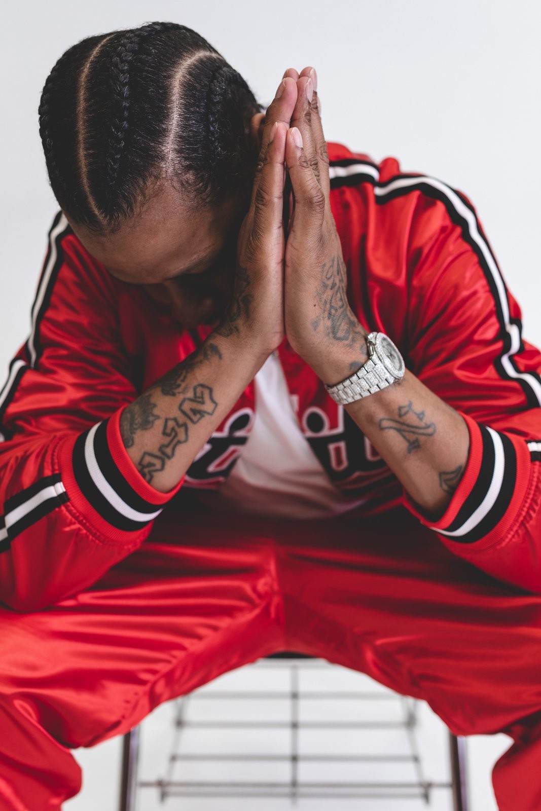 忠艾一生,名人堂球员艾弗森穿着演绎潮店联名 lookbook