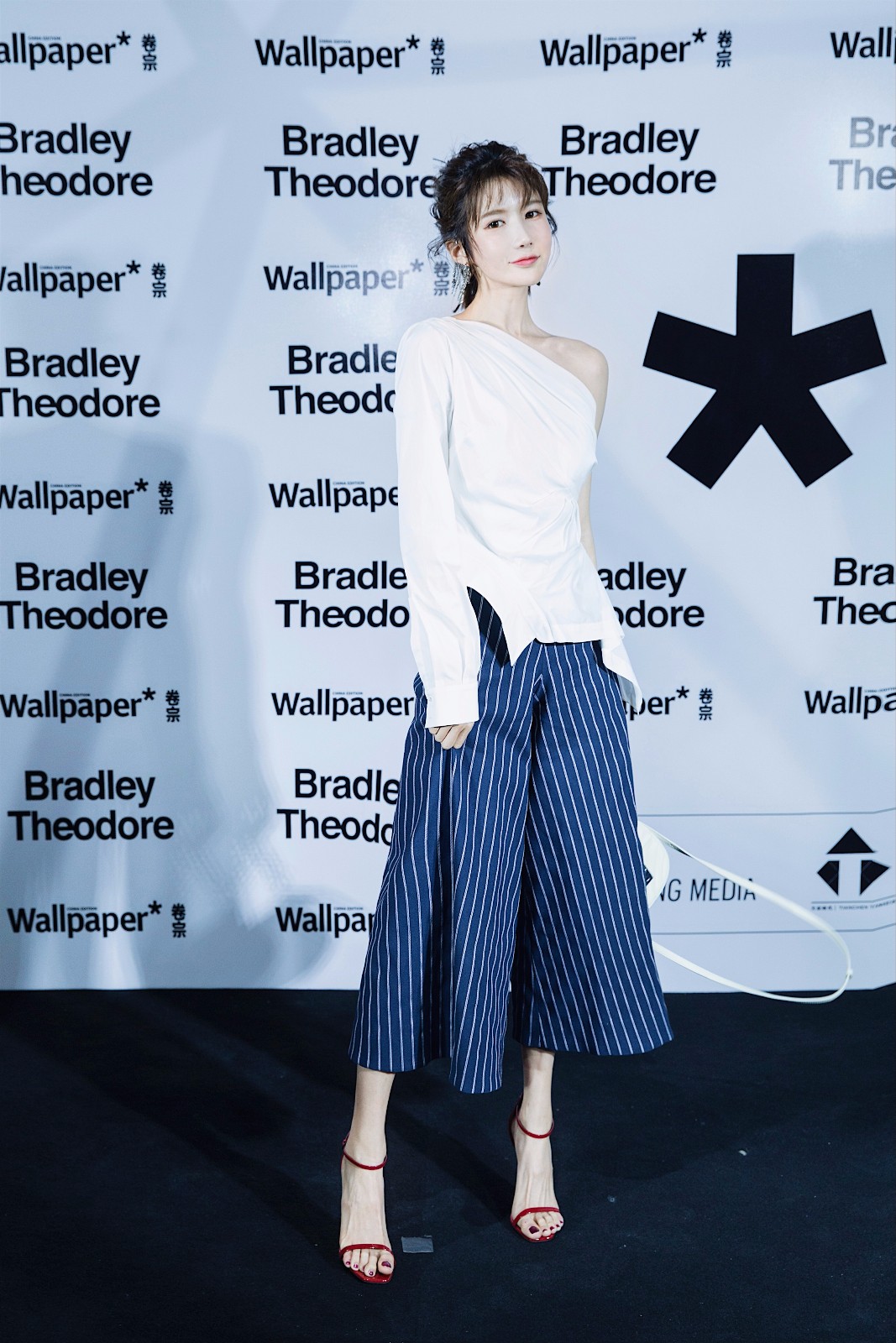 金伶佳现身wallpaper晚宴,网友:女版王源!