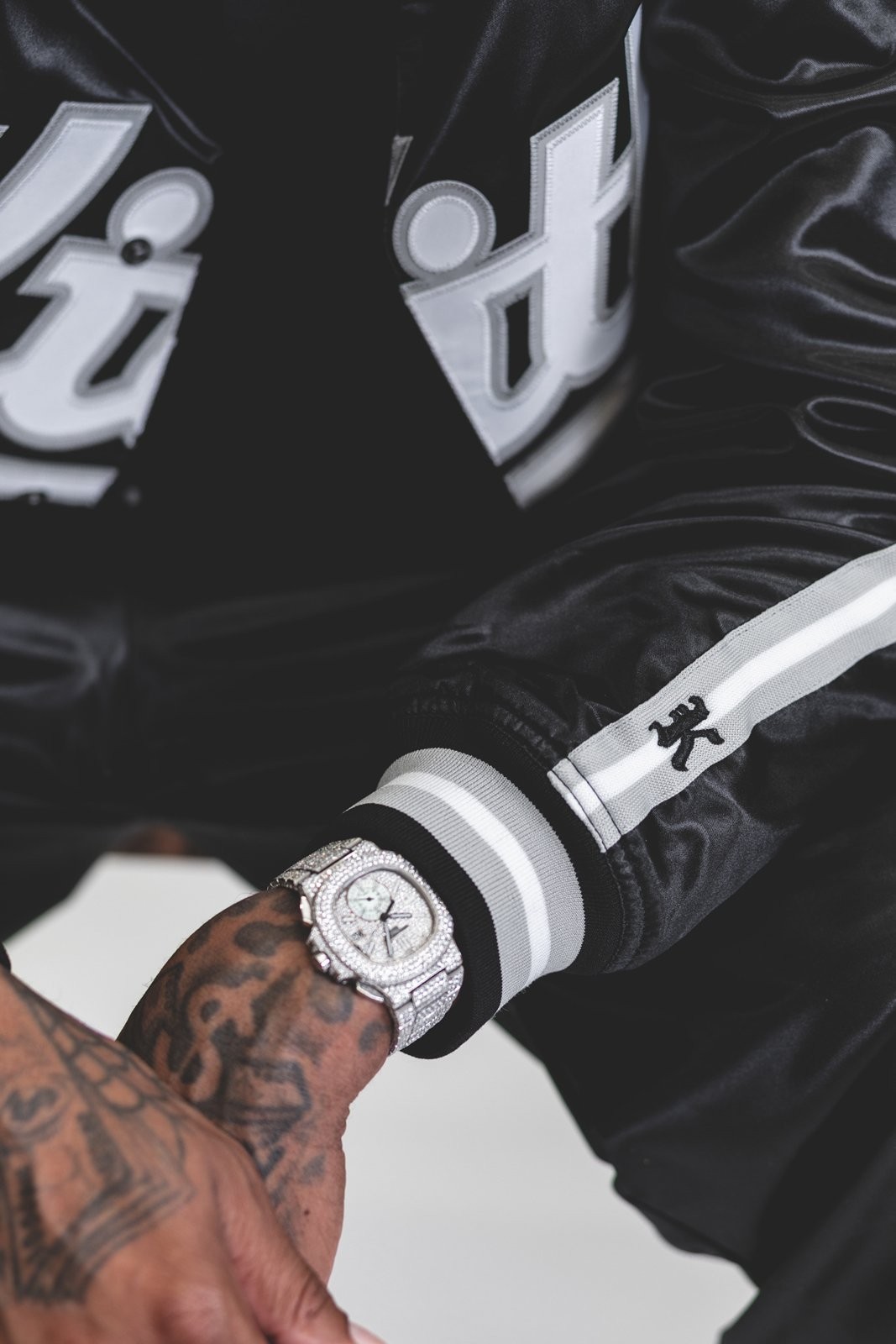 忠艾一生,名人堂球员艾弗森穿着演绎潮店联名 lookbook