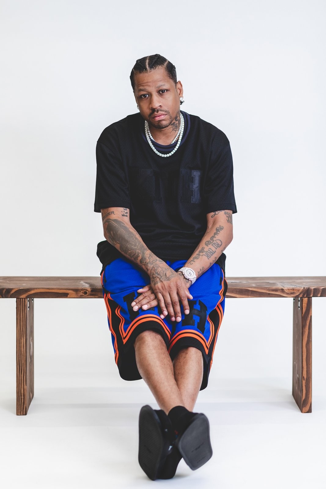 忠艾一生,名人堂球员艾弗森穿着演绎潮店联名 lookbook