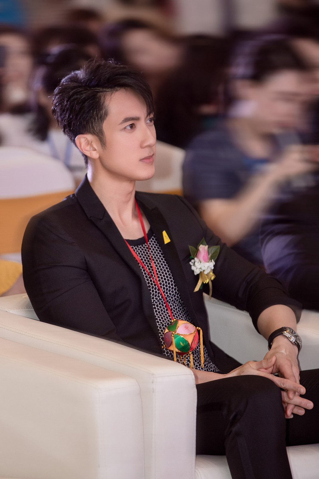 型男吴尊空降南宁 帅气出席发布会人气爆棚