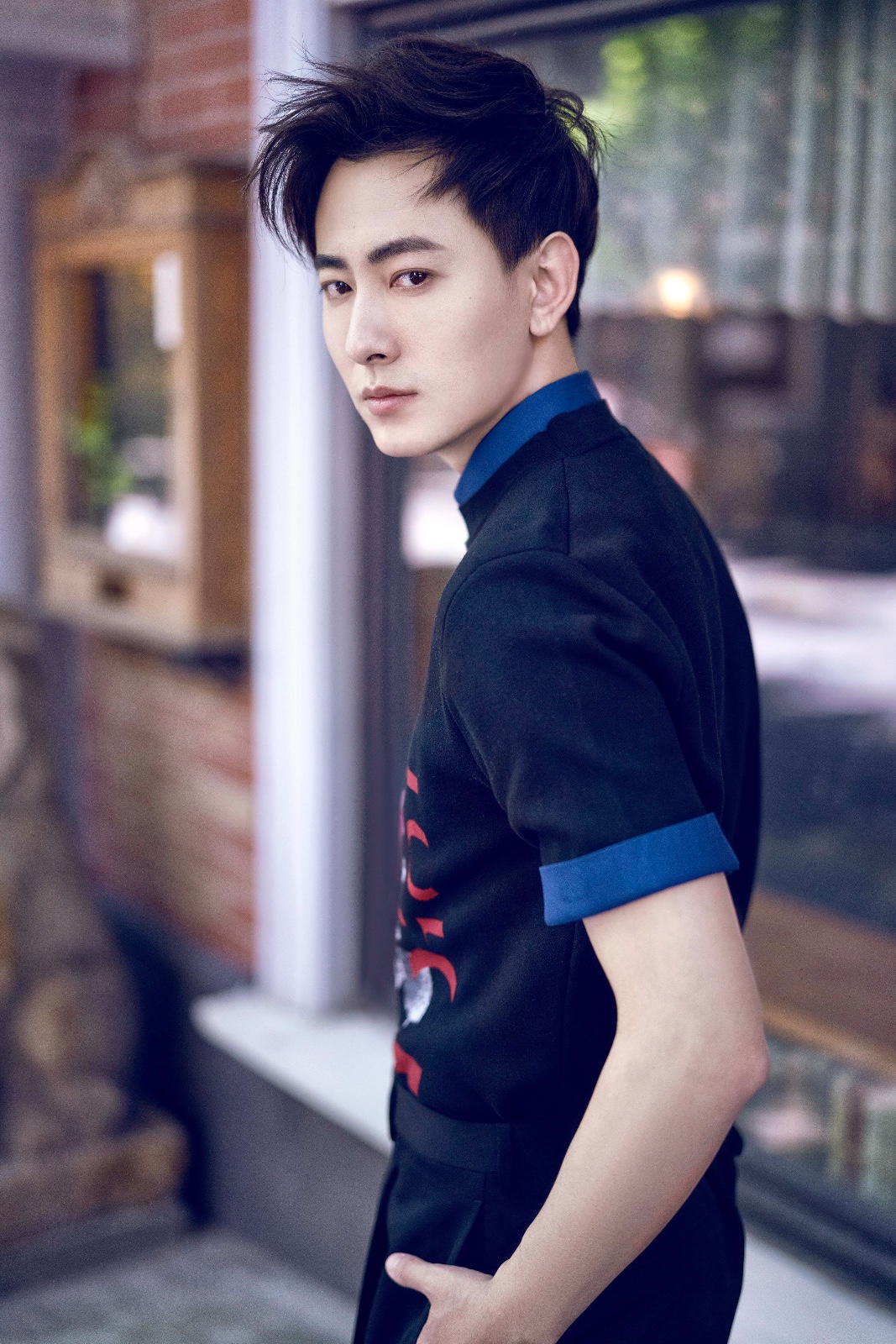 宋涵宇初秋写真曝光 街头化随性复古男孩