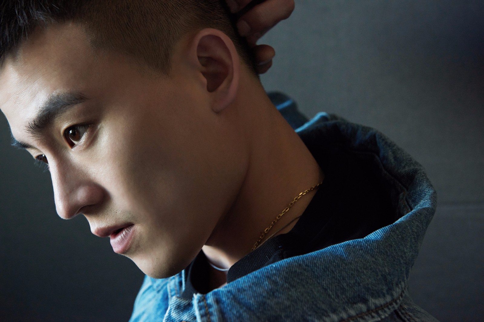 欧豪亮相某品牌活动 活力look酷帅有型