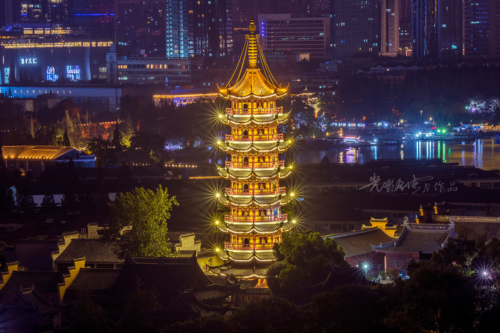 中秋月圆团圆夜,寺塔佛光耀金陵