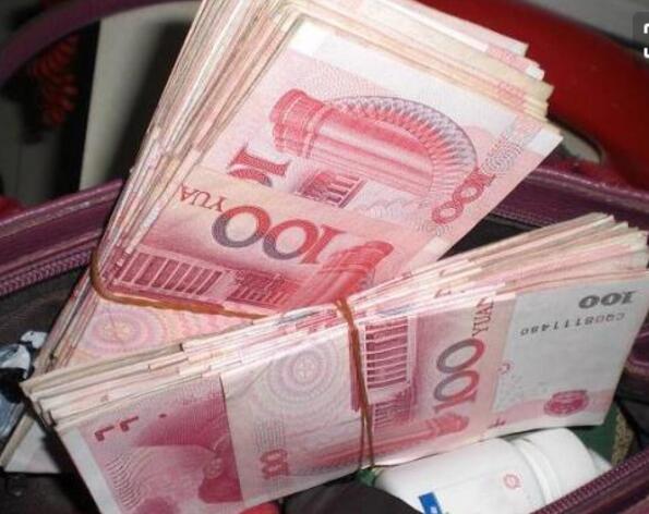 老公弟弟结婚我拿两万,回到家手机一亮,我感动落泪