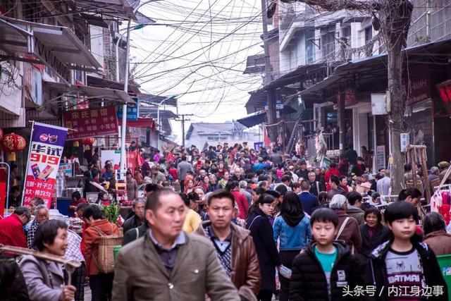 这处宁静致远的小镇,保留着内江上世纪九十年代的风格