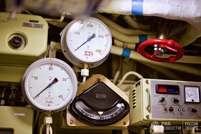 图为"新罗西斯克"号潜艇的下潜深度测量表.