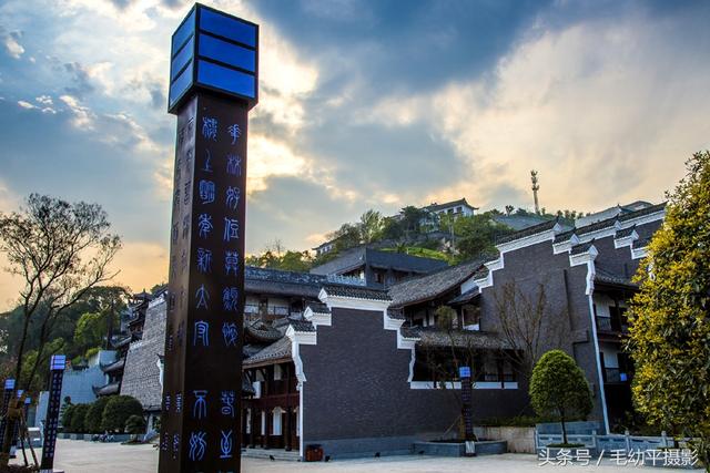 忠州博物馆位于忠县白公街道白公路28号,坐北朝南,背面是郁郁葱葱的