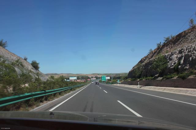 现在高速路上开车, 发现最左侧超车道上的车永远都是最慢的