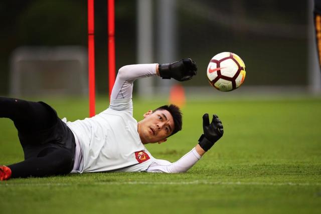 幸好还有圣曾诚恒大防线被苏宁撕裂门神连扑必进球保胜利