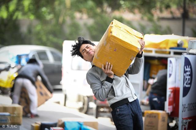 快递员拒绝送货上门属违规 中国第一部《快递暂行条例》施行