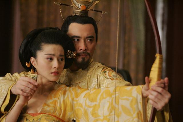 杨玉环和干儿子安禄山嬉闹时被抓伤胸她特发明一内衣遮挡伤痕