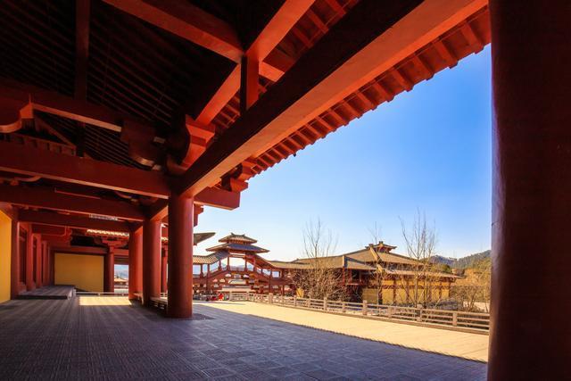 秦王宫仿照当年秦朝的咸阳宫而建,城墙高18米,尽显秦始皇统一六国