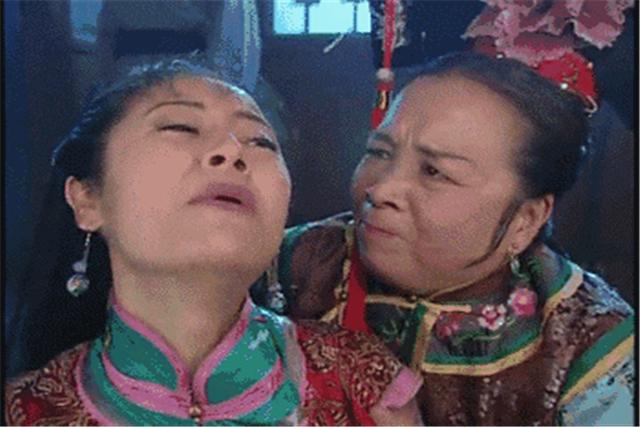 《还珠格格》,里面容嬷嬷对紫薇"扎针",小燕子,紫薇,金锁三人在天牢里