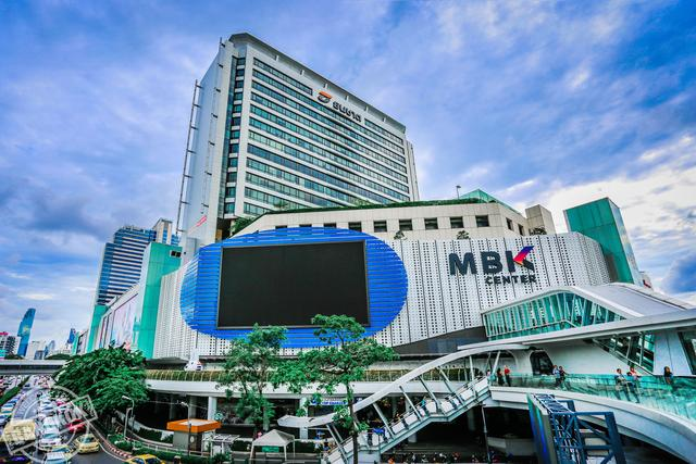 在暹罗广场的中心位置,有一个演出用的舞台,总是有各种的表演和小型