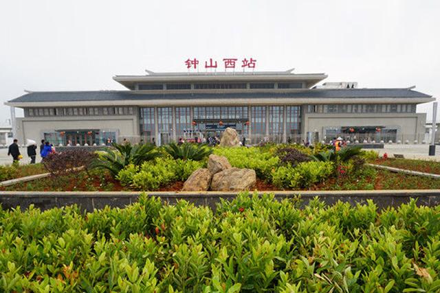 梧高速公路,永贺高速公路,贵广铁路横贯县境,设有一个钟山西站高铁站