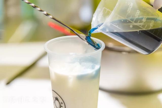 昆明女生连喝了10杯的神秘奶茶,传说中的排队一小时销魂5分钟