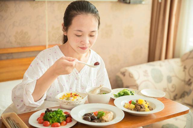 月子餐有讲究产后四周要这么吃身体恢复快奶水足