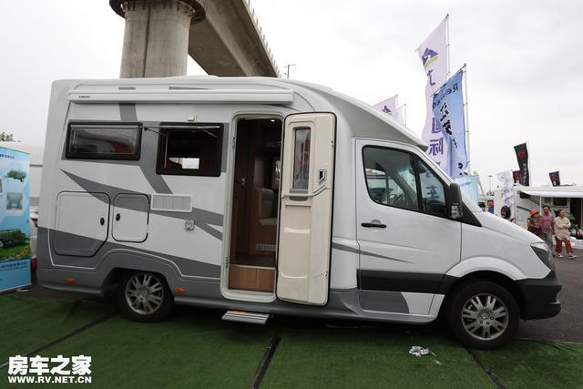 瑞莱克斯奔驰t型房车