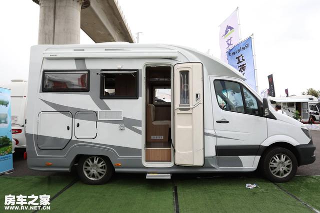 瑞莱克斯奔驰t型房车