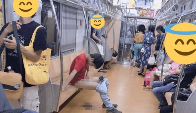 男子当众在地铁内脱裤子女性乘客敢怒不敢言差点被熏到吐