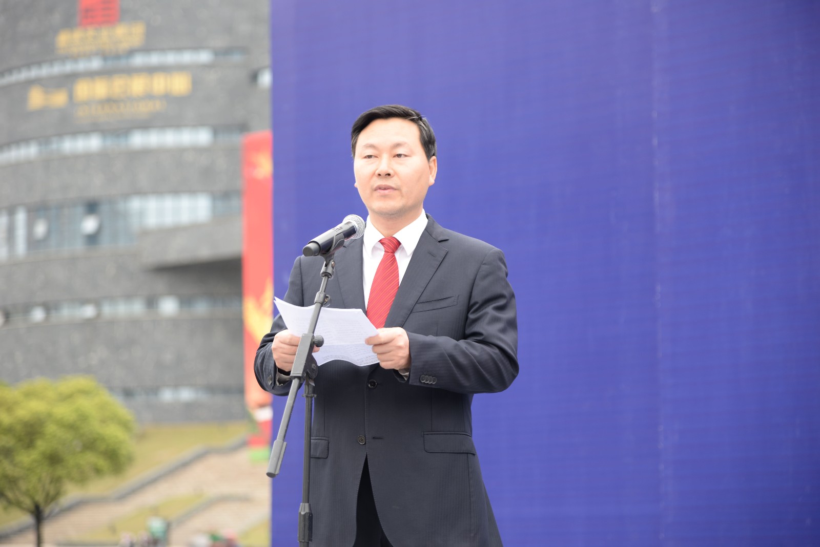 黔西南州委副书记,州人民政府常务副州长穆嵘坤作重要讲话