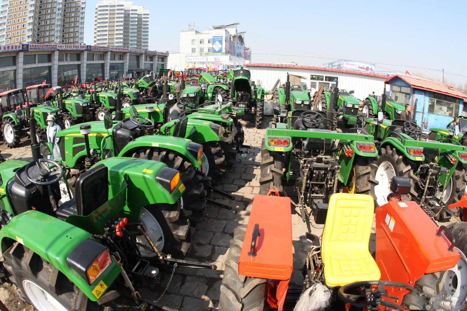 买农机,备春耕 24日,哈尔滨市江北农机大市场举行黑龙江省农机财贩