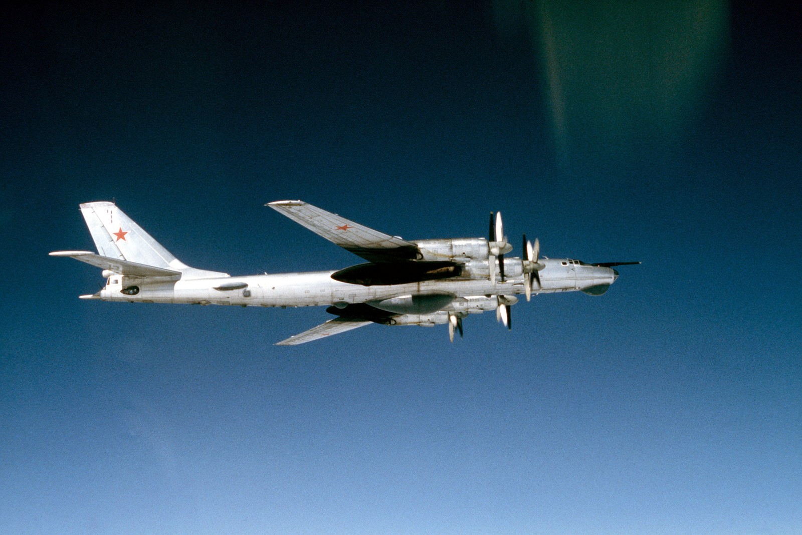 苏联俄罗斯图95熊式轰炸机虽是涡桨的但是航程远仍在使用中