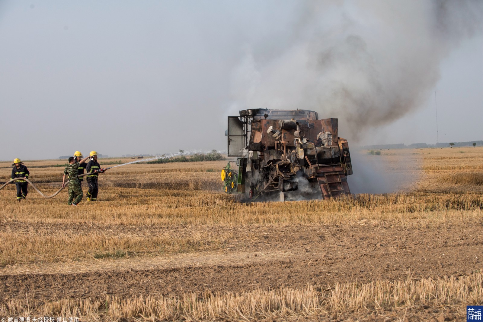迅速扑灭了自燃的收割机,据现场消防员介绍,他们距离着火地点有近20