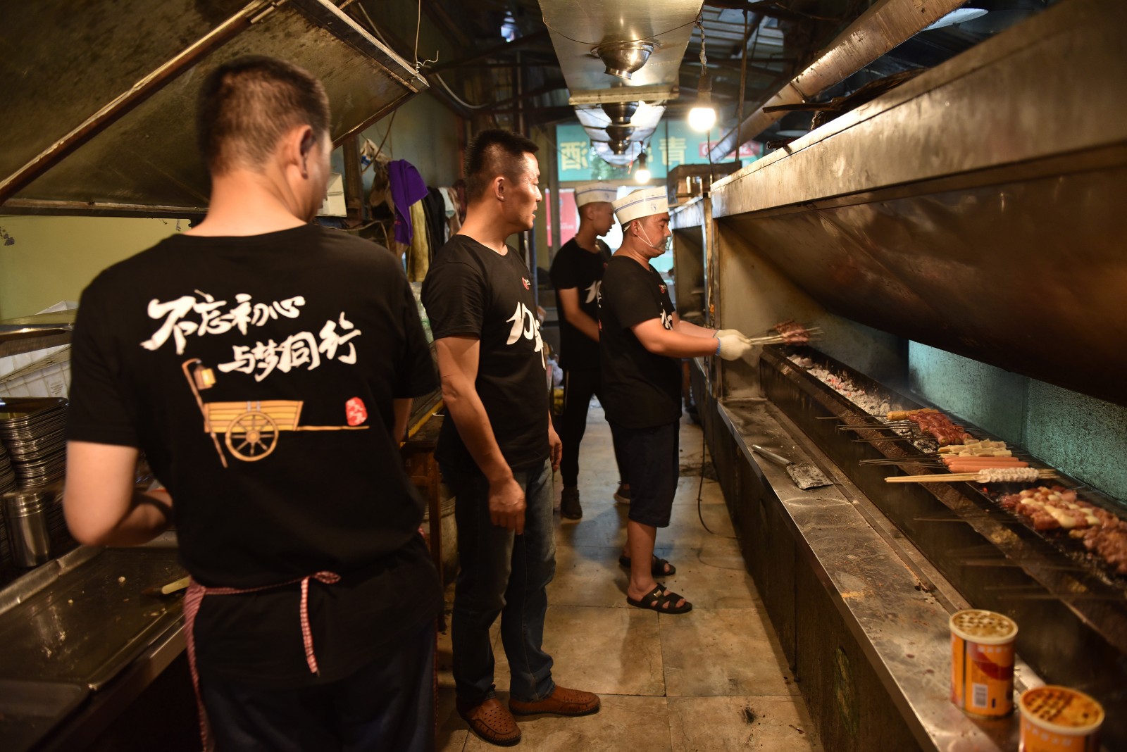 想挣大钱却赔光家产,他拉地排车创业卖烧烤,现每年服务10万人