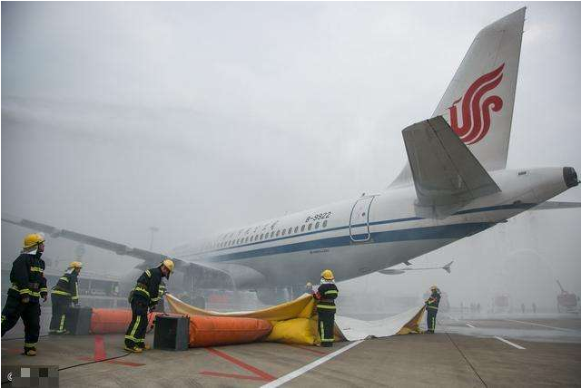 客机在空中遭遇险情,机长紧急迫降成功,得国家五百万奖励