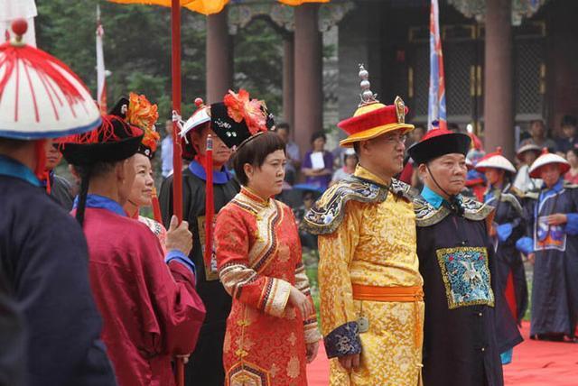 乾隆后人身穿龙袍祭祖, 再现大清盛世场面