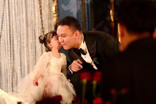 《新说唱》导演车澈与李嘉格婚礼现场照曝光,一家三口互动超甜蜜