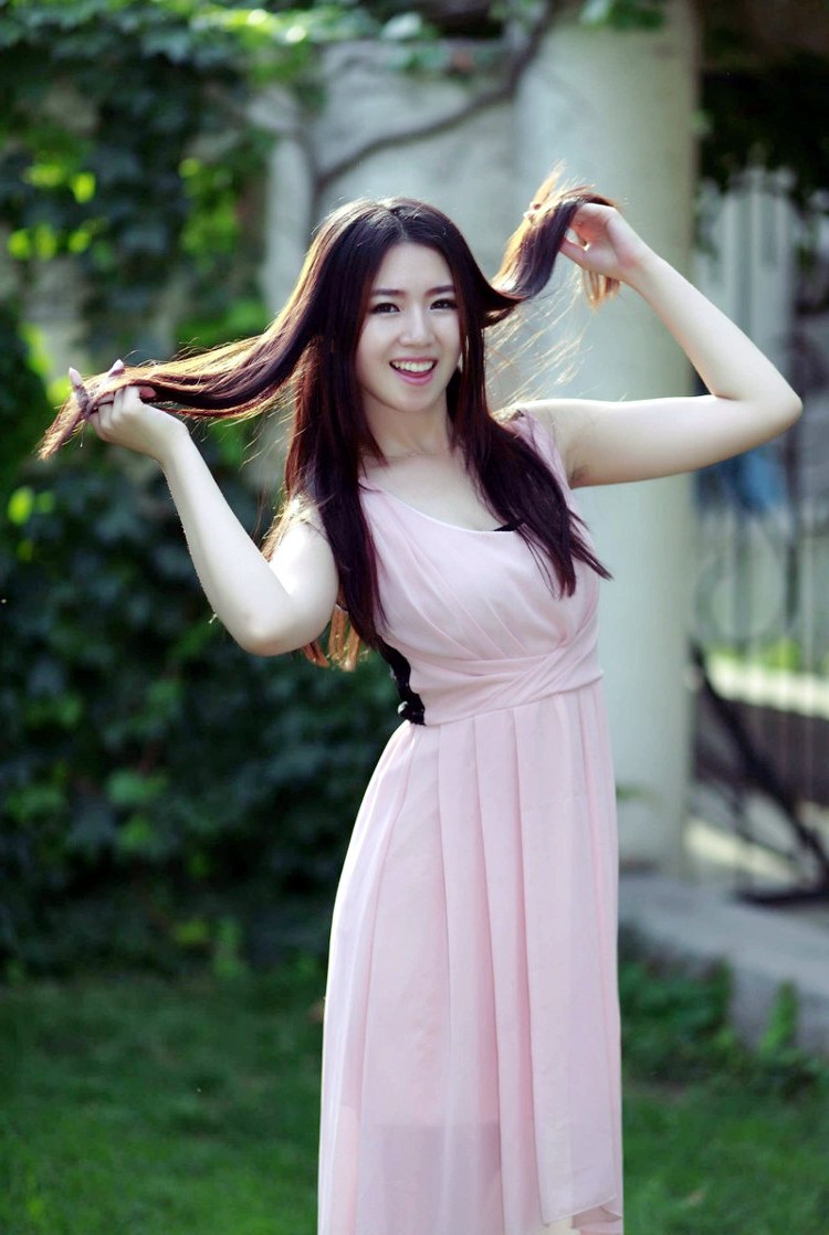 郊外里一个笑容怡人的长裙高挑姑娘|人像摄影|裙装|女孩_新浪新闻