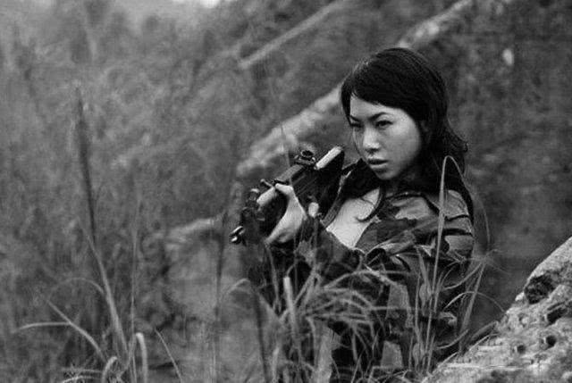 对越战争,越南女兵施展美人计,看我军如何应对?直接用子弹回复