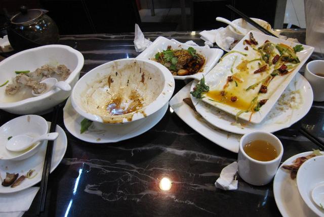自助餐老板:我们不怕客人能吃,就怕浪费食物的客人