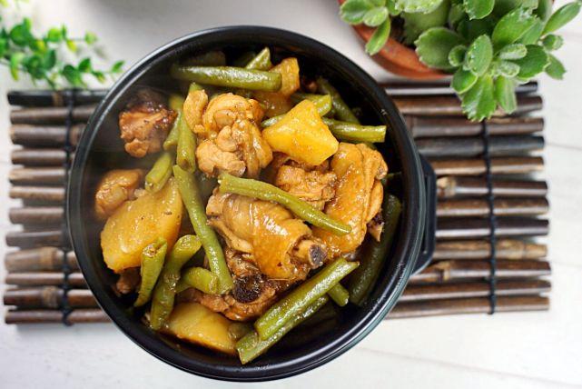 【时蔬炖鸡腿】 需要准备: 鸡腿4个 豆角1斤 大土豆1个 葱段姜片,香叶
