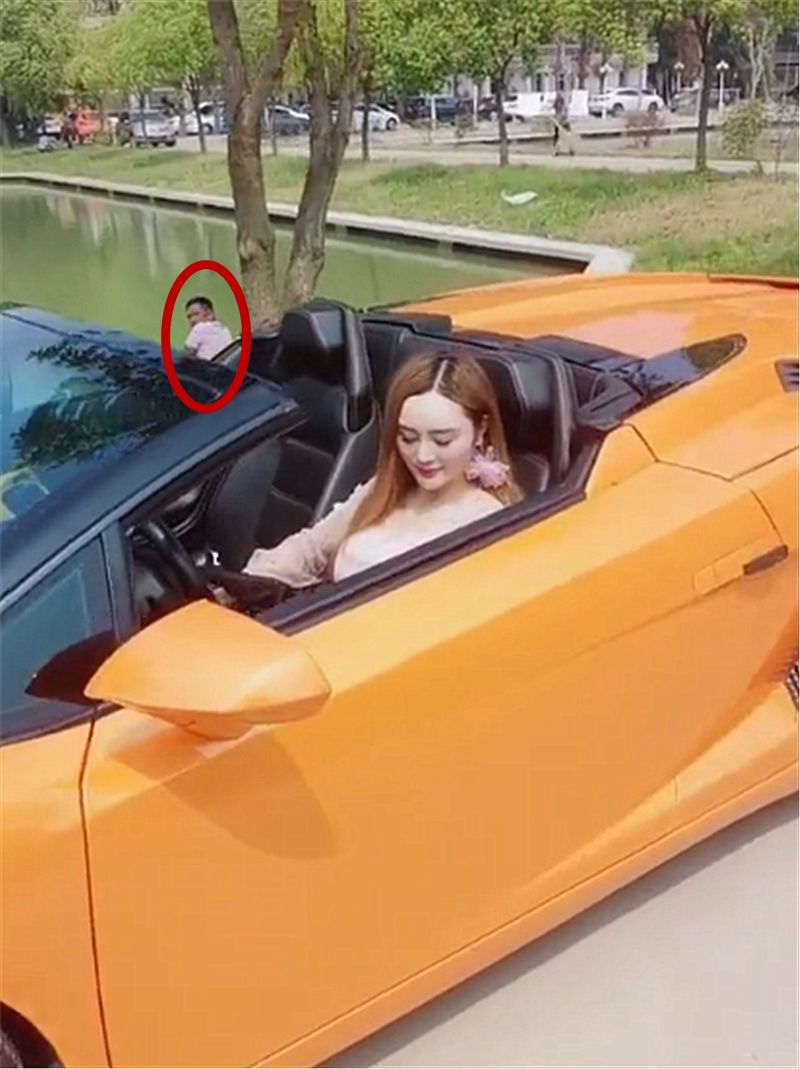百万兰博基尼现公园,看到女车主那一刻,连路人都转过头来看!