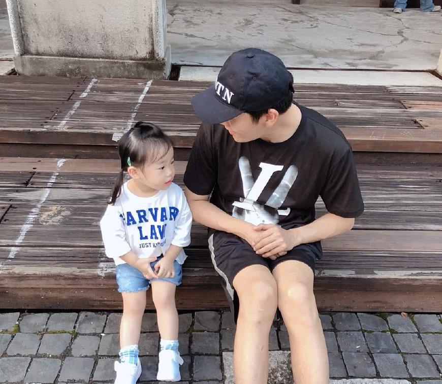 秦昊发文晒照与小米粒4字幽默配文秦昊坐姿和腿引起关注获赞