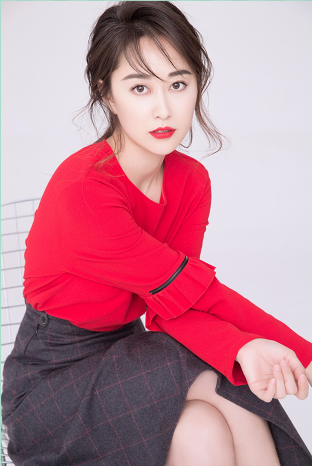 李东艾最新写真曝光红衣红唇可妩媚可优雅