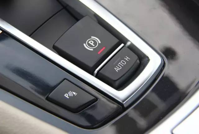 一般堵车时走走停停,要么你一直挂着d挡踩着刹车,要么挂n挡踩刹车或拉