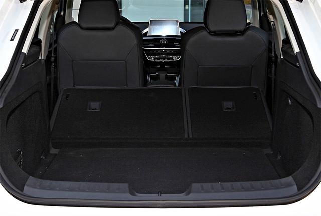 宝沃bx6的后备箱很深同时也很平整,加长后的长度无疑让它的后备箱纵深