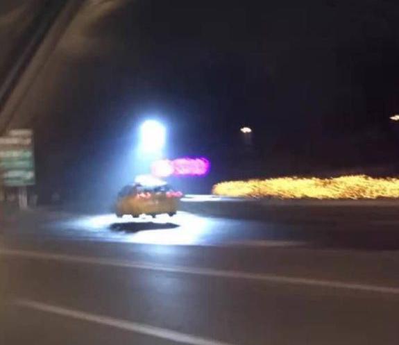 全国最猛的重庆出租车,司机个个都是赛车手,乘客被吓哭!