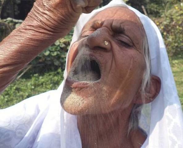 印度7旬老奶奶每日吃几斤沙子,医生检查后感到不可思议!