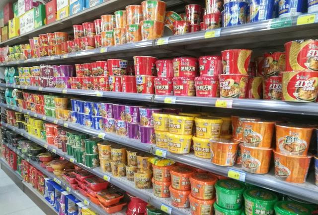 大商场的货架,从大型零售超市到街头的小门头商铺都能够看到它的踪影