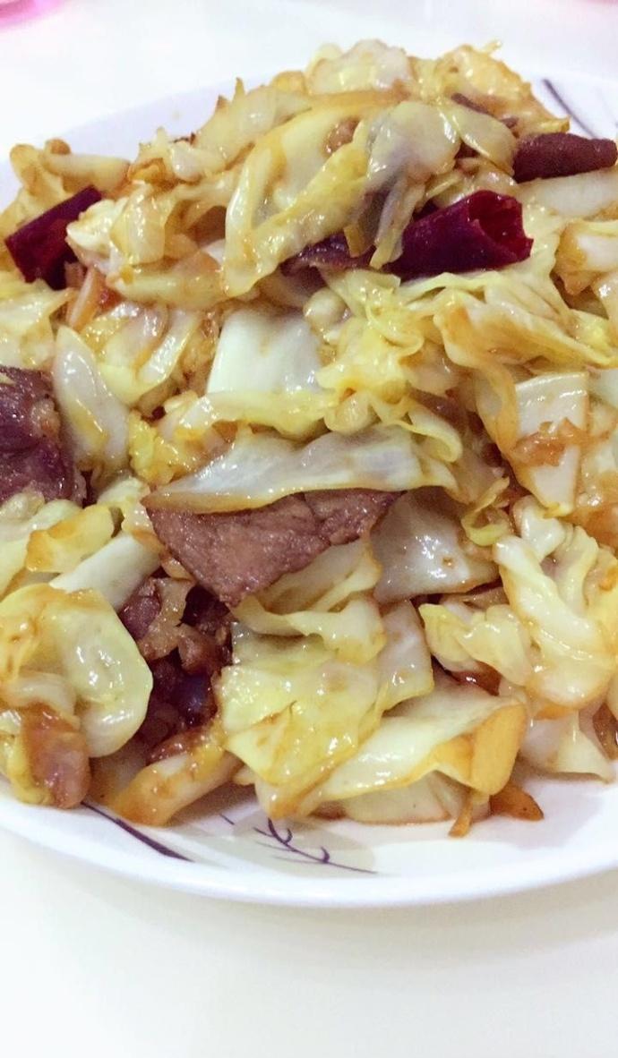 因为大家都嚷嚷着减肥,所以这个肉炒洋白菜没有放很多人,只是放了几片