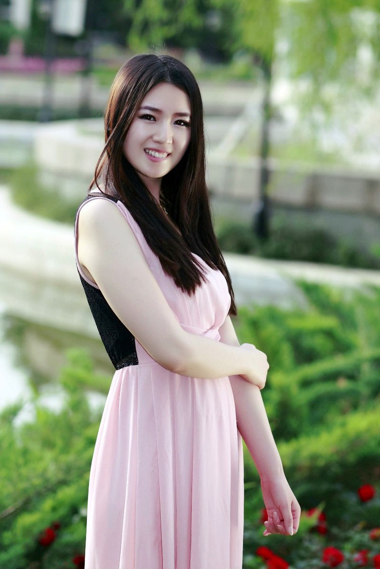 郊外里一个笑容怡人的长裙高挑姑娘|人像摄影|裙装|女孩_新浪新闻