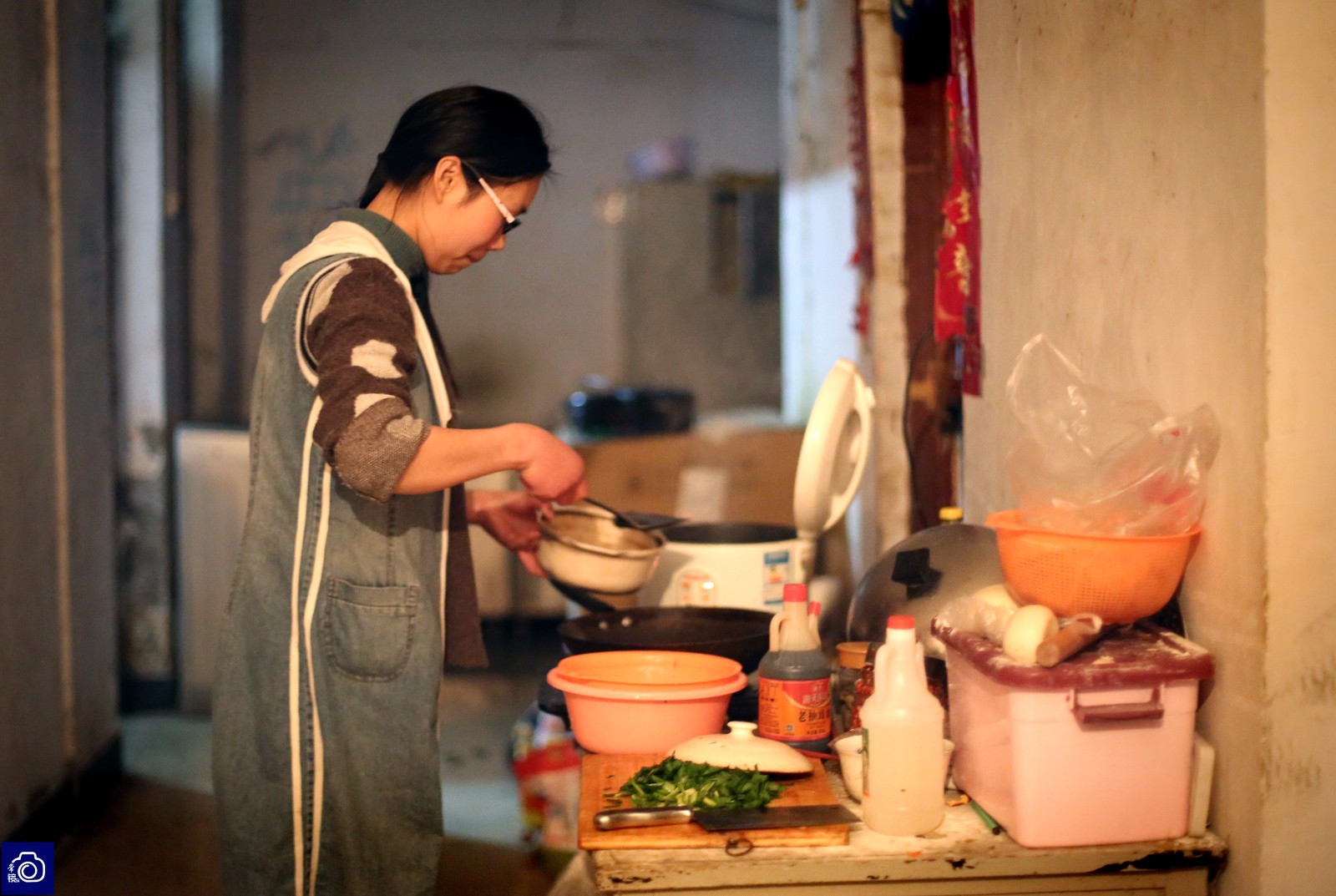 女子生活困难欲多次丢弃脑瘫儿,每次听到哭声都重新抱回家