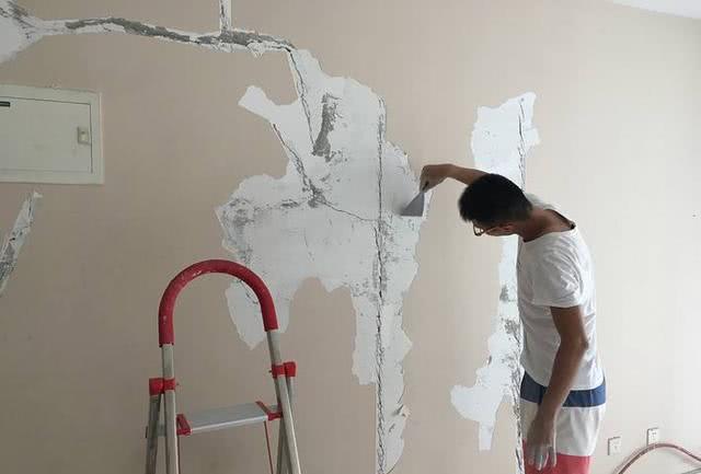 师傅用补墙漆一会就修好了